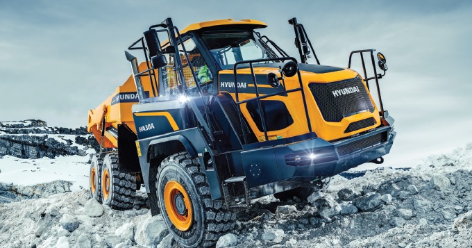 Dit zijn de Hyundai HA30A en HA45A, twee nieuwe knikdumpers die perfect passen naast onze andere machines uit de A-Serie. Gebaseerd op een beproefd ontwerp met 50 jaar ervaring, hebben ze vele unieke kenmerken die ze onderscheiden. Een tandemachteras en onafhankelijke voorwielophanging maken de dumpers beter manoeuvreerbaar met meer tractie voor hogere productiviteit en meer veiligheid en comfort. Met een schuin aflopend chassis, servicetoegang op maaiveldniveau en een van de grootste cabines in de industrie, maken onze nieuwe machines deel uit van een programma en reputatie die maar blijven groeien.